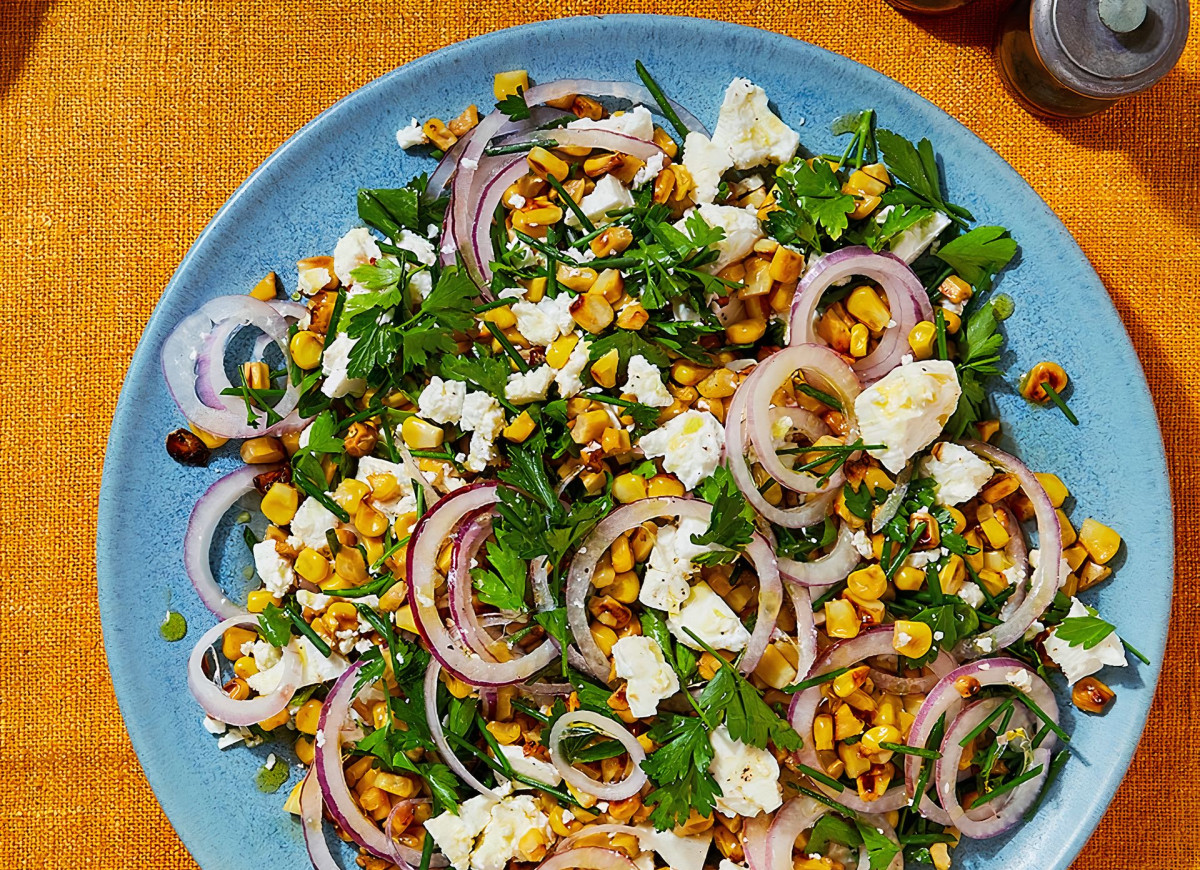 Sałatka z serem feta i prażoną kukurydzą