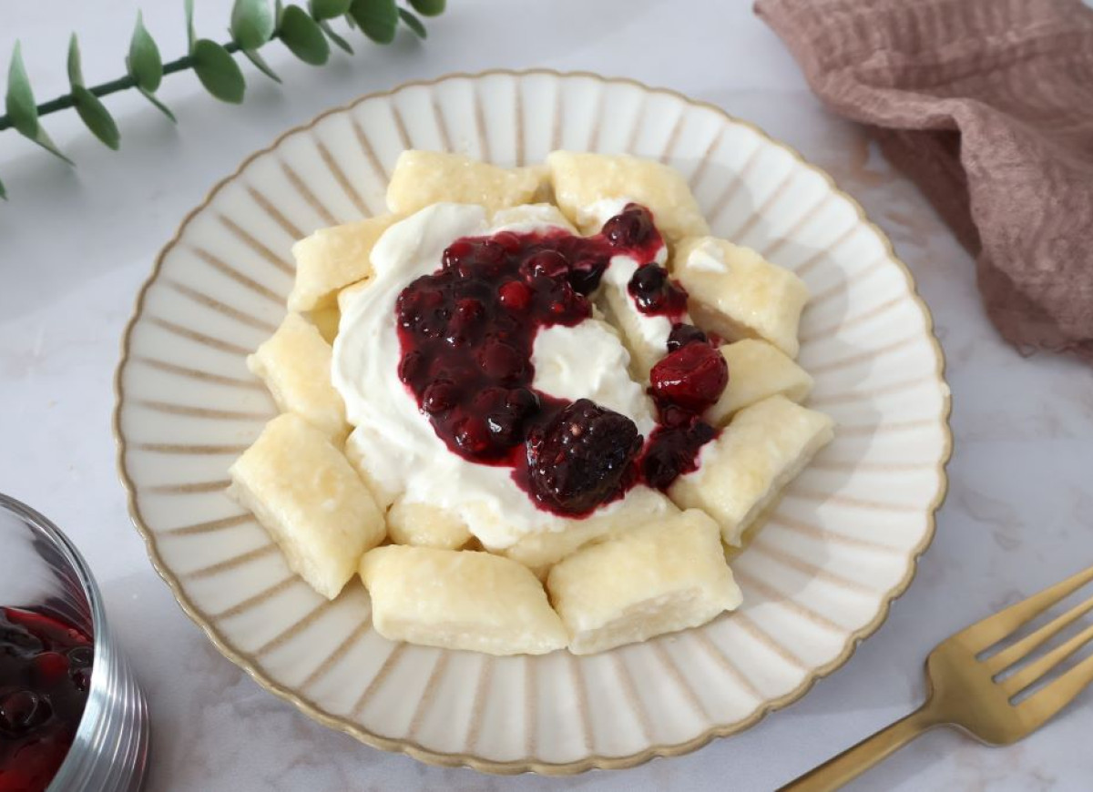 kluski leniwe na słodko ze śmietaną i owocami