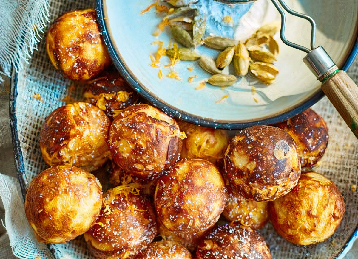 Aaebleskiver – duńskie racuchy z czerwoną pomarańczą