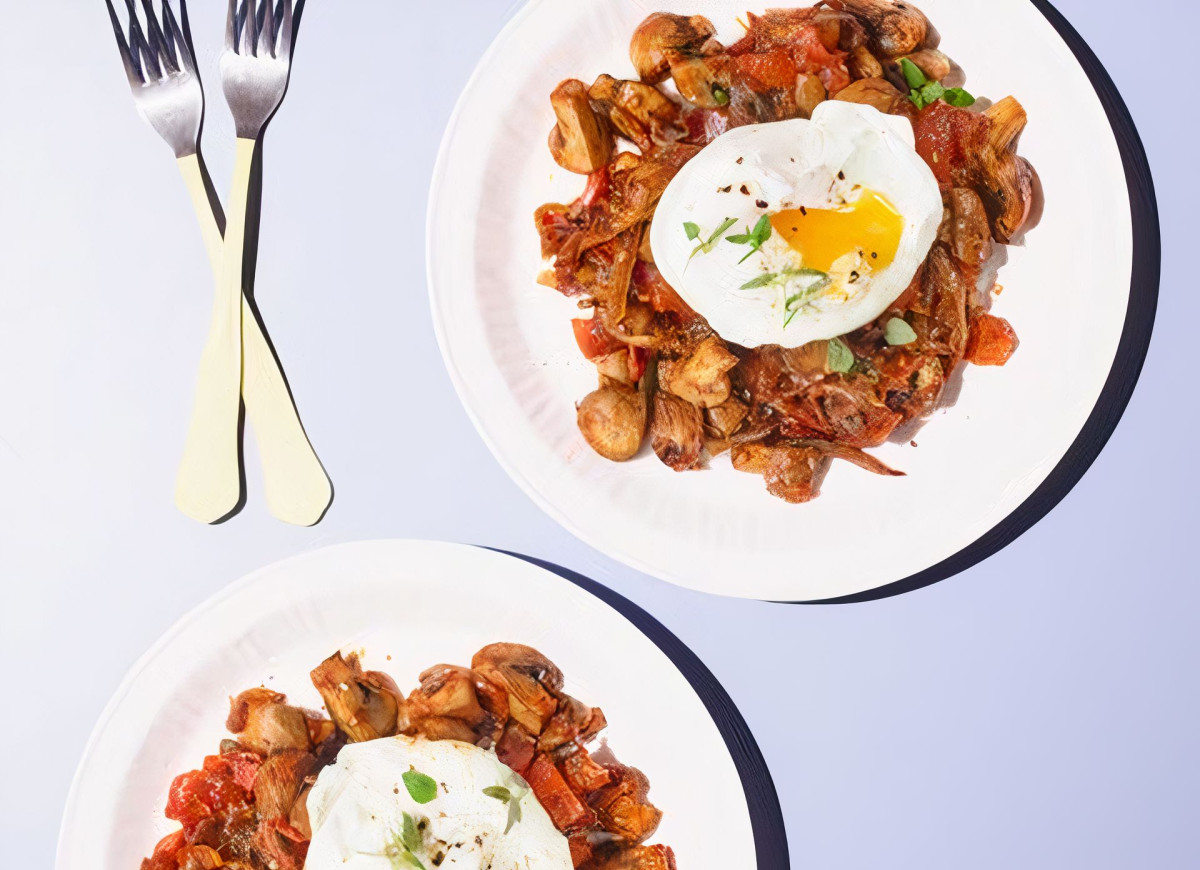 Jajka w koszulce z duszonymi pieczarkami