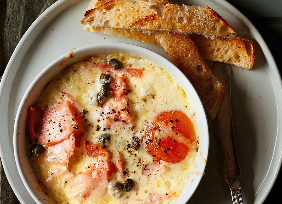 Jajka z piekarnika z wędzonym łososiem