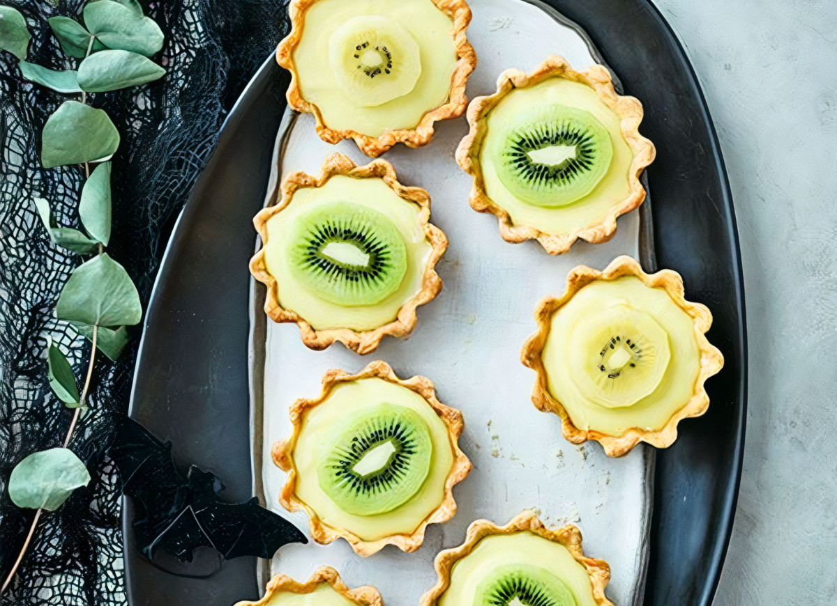 Kruche babeczki z kremem i kiwi