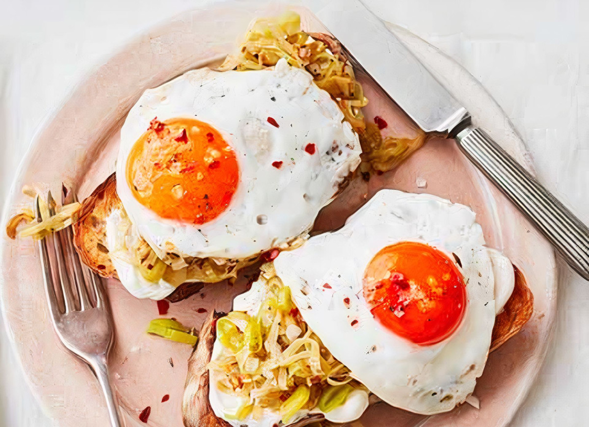 Pory chilli i czosnku z jajkiem na grzance