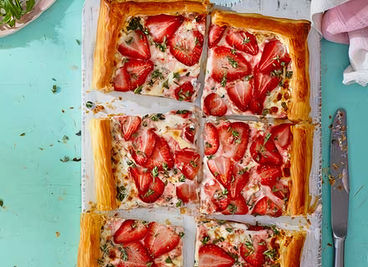 Tarta wytrawna z truskawkami i fetą