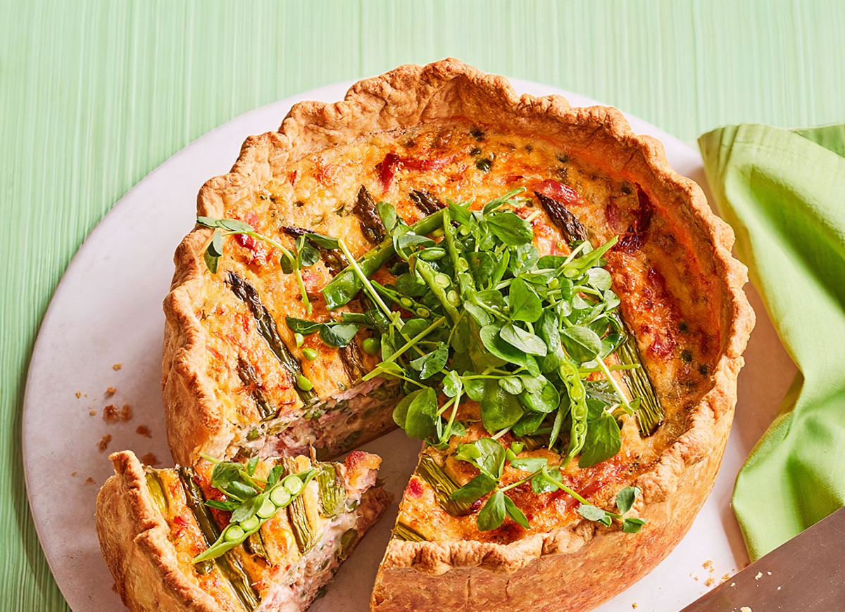 Tarta wytrawna ze szparagami i groszkiem