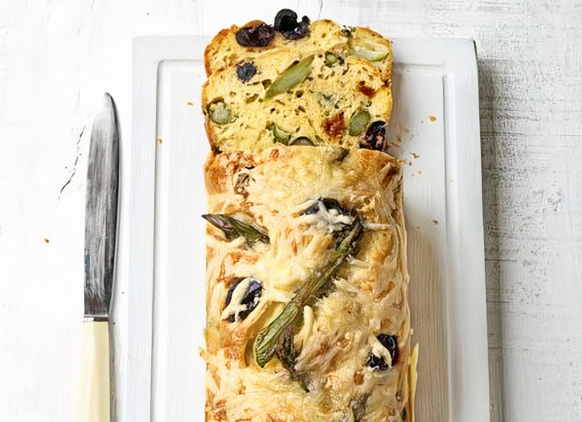 Chleb ze szparagami, suszonymi pomidorami i oliwkami