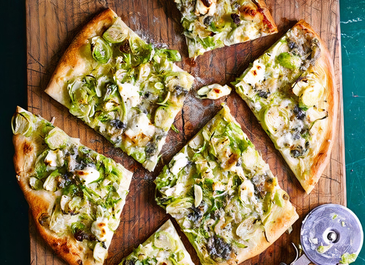 Pizza z brukselką i serem pleśniowym