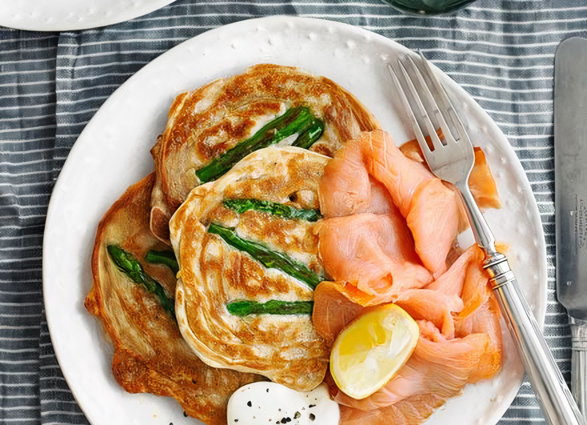 Placki ze szparagów z wędzonym łososiem