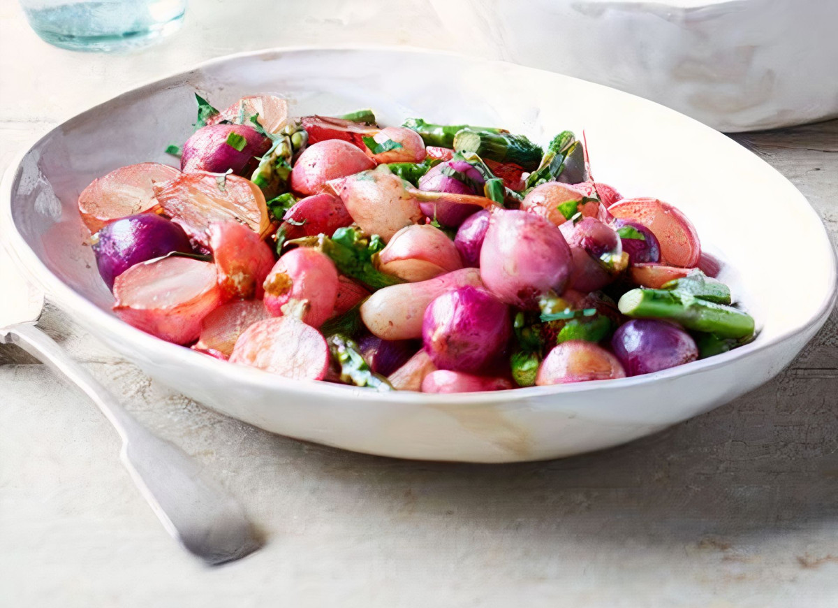Rzodkiewki i szparagi w polewie z brązowym masłem