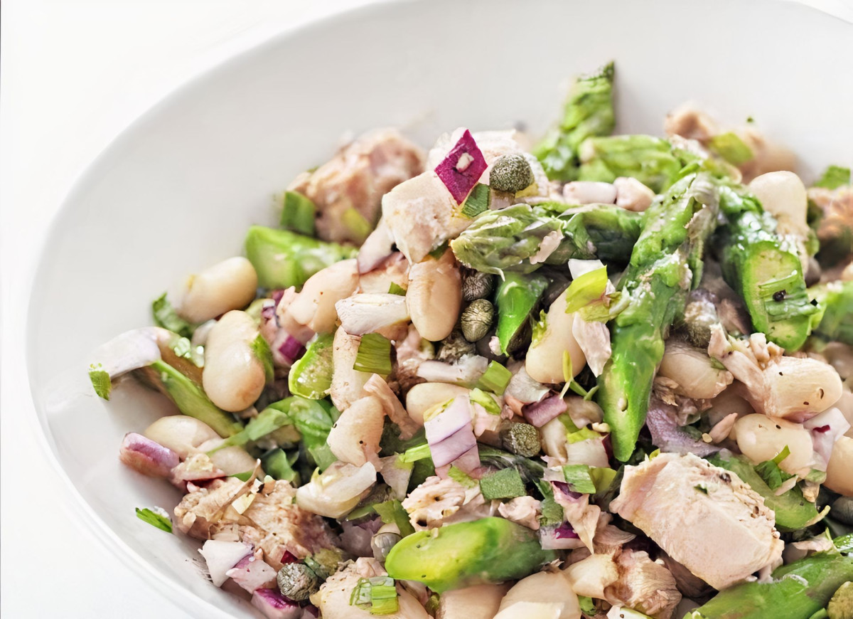 Sałatka z tuńczyka, szparagów i białej fasoli