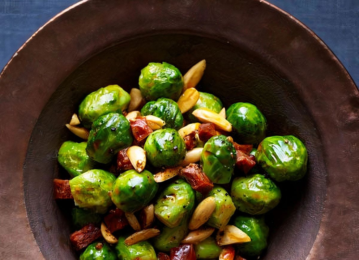 Smażona brukselka z chorizo i migdałami
