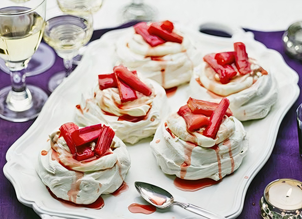 Bezy Pavlova z rabarbarem