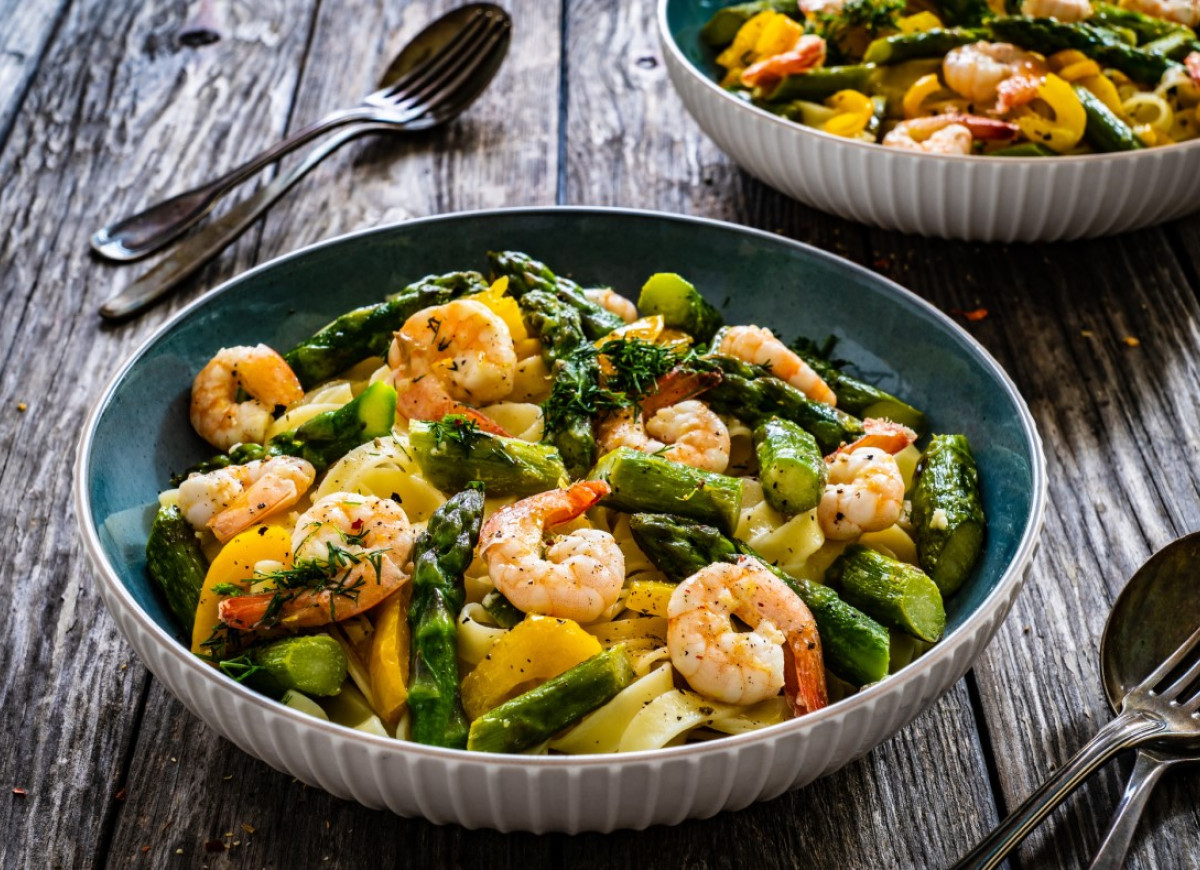 Makaron ze szparagami i krewetkami