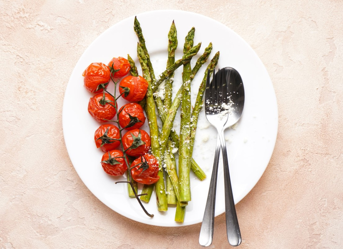 Pieczone szparagi z pomidorkami