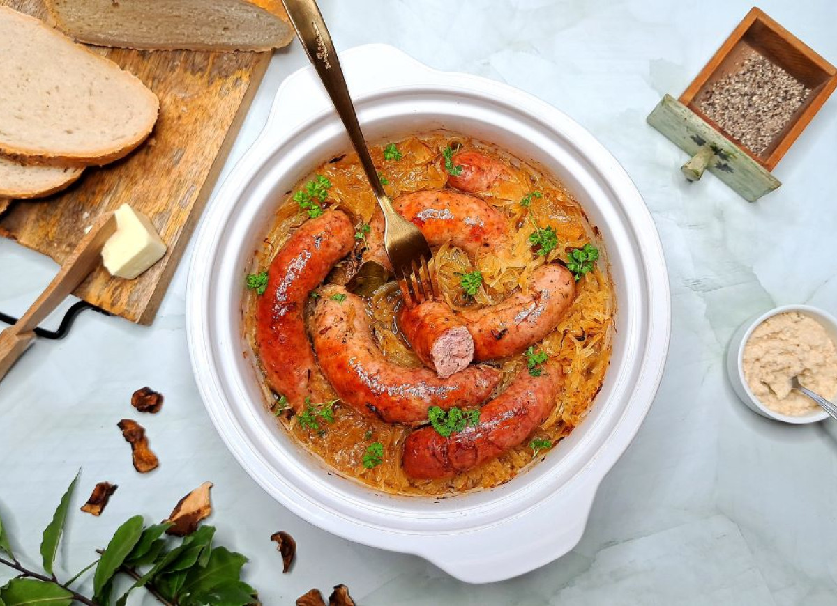 biała kiełbasa na kapuście kiszonej