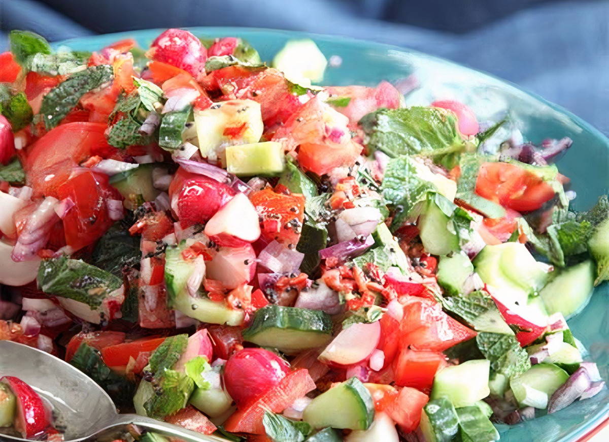 Chrupiąca sałatka z rzodkiewki i pomidorów