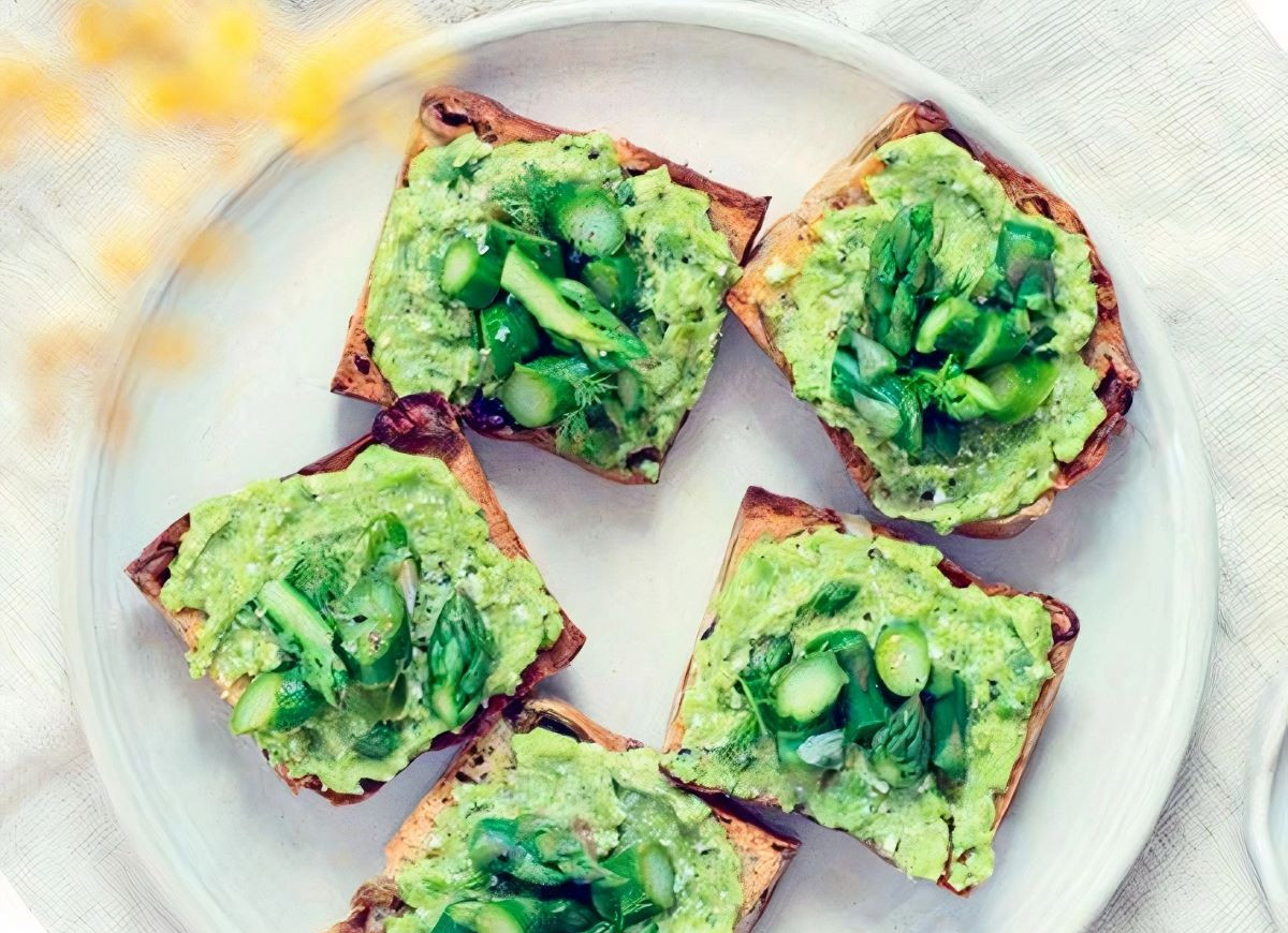 crostini z bobem i szparagami