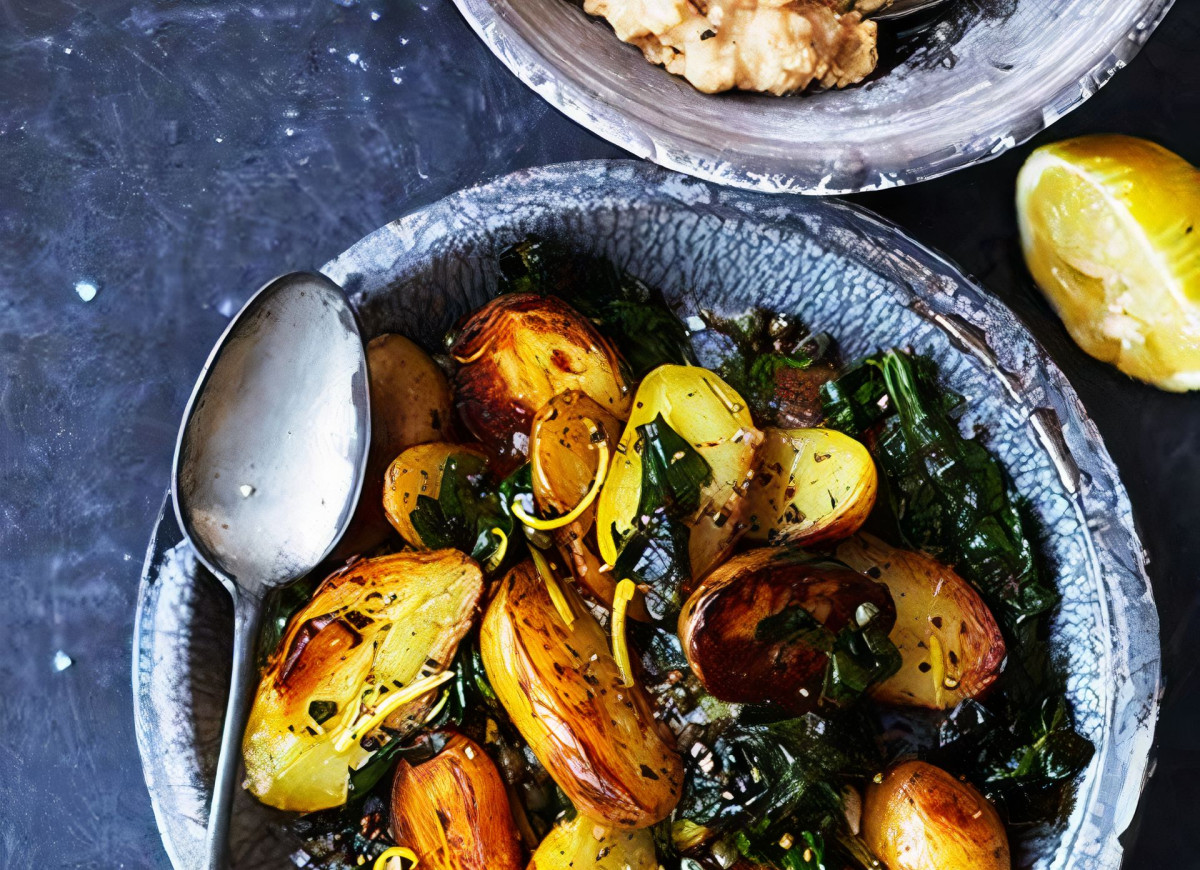 Młode ziemniaki ze szpinakiem i kaparami