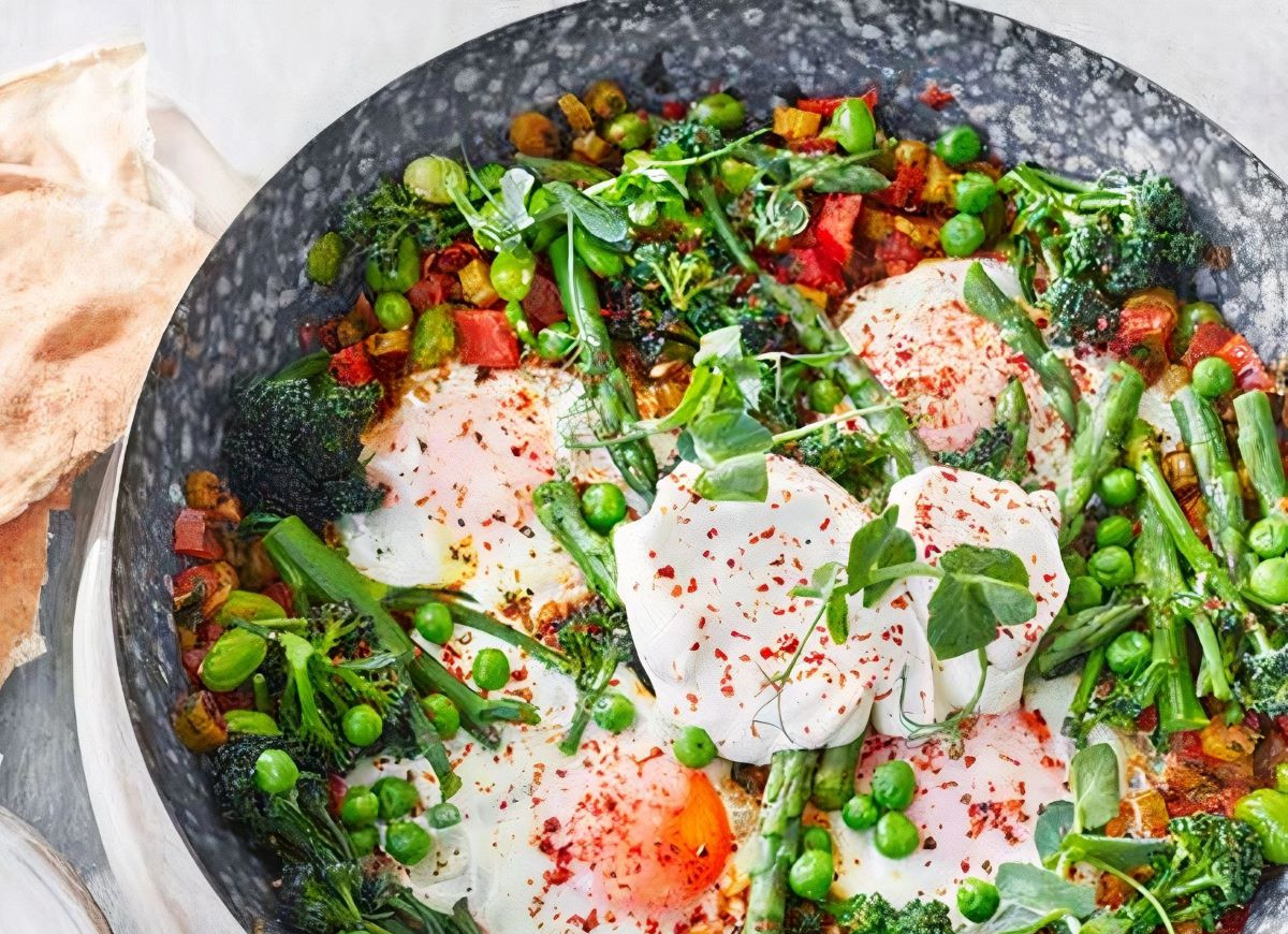 szakszuka ze szparagami i bobem