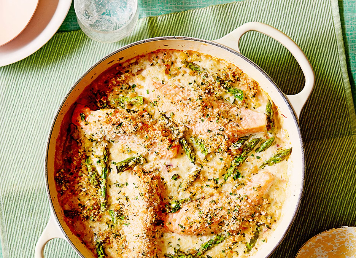 Zapiekanka z łososiem i szparagami w jednym garnku