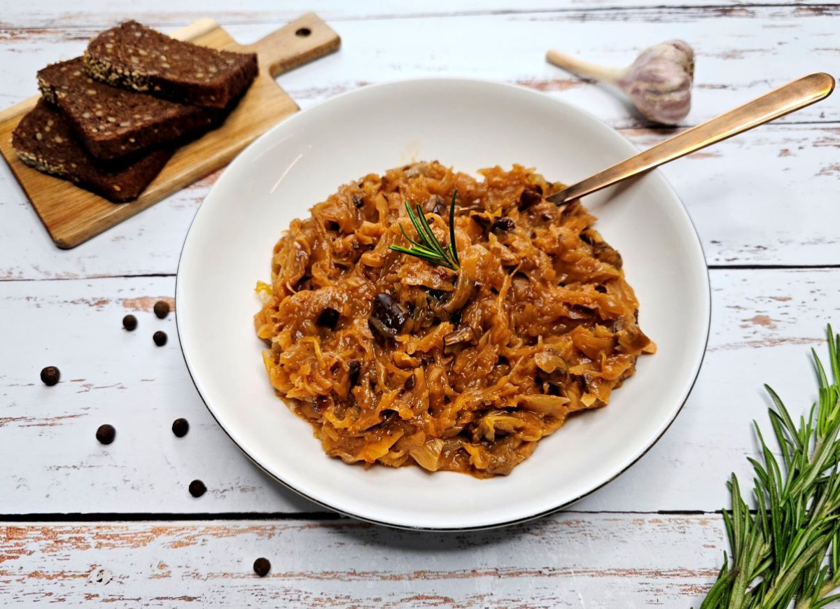 bigos wigilijny z grzybami i suszonymi śliwkami