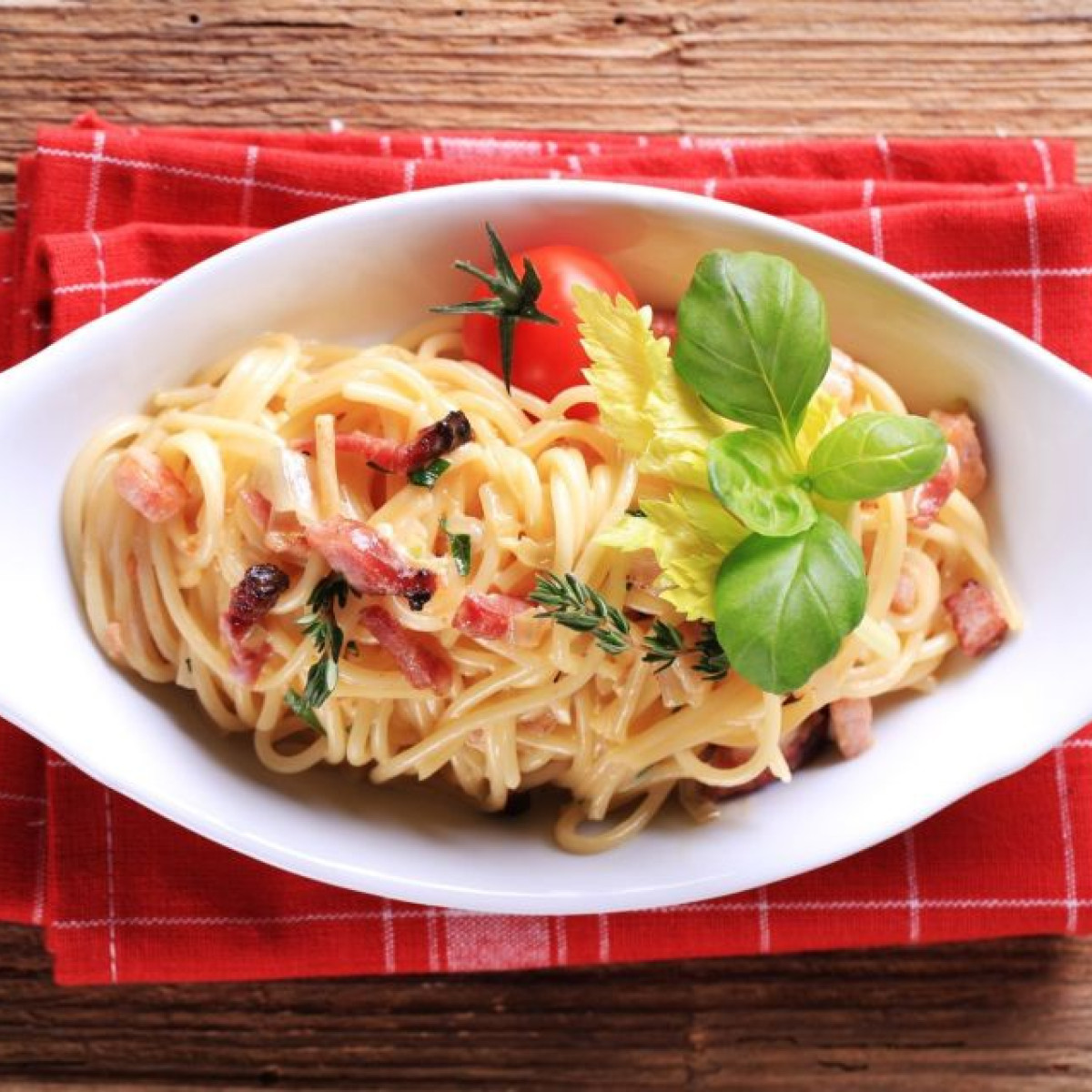 Spaghetti a la carbonara z serkiem topionym - przepis - Mojegotowanie.pl
