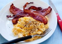 StockFood_11015745_Layout_Scrambled_Eggs_and_Bacon_on_a_White_Plate-min