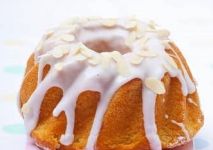 StockFood_11179209_Layout_Babka_Easter_cake_Poland_with_white_icing_and_sliced_almonds-min-min