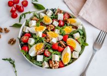 kolacja-na-zimno-salatka-z-jakiem-serem-i-pomidorami