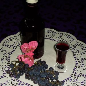 Likier z ciemnych winogron