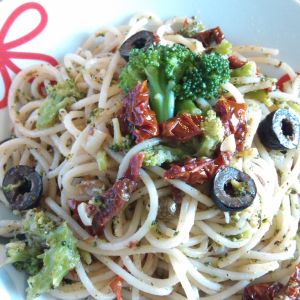Spaghetti z suszonymi pomidorami i brokułami
