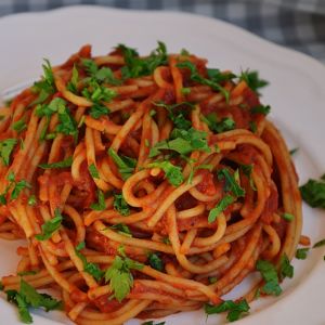 Proste spaghetti z sosem pomidorowym