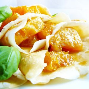 Naleśniki z karmelizowanymi pomarańczami w słodkim sosie
