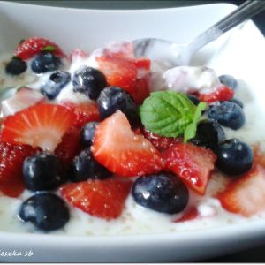 na śniadanie jogurt z owocami