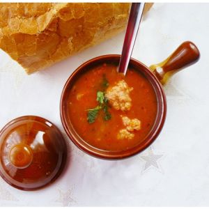Rozgrzewająca zupa gulaszowa z pulpecikami