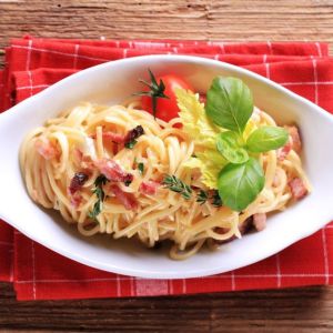 Spaghetti a la carbonara z serkiem topionym
