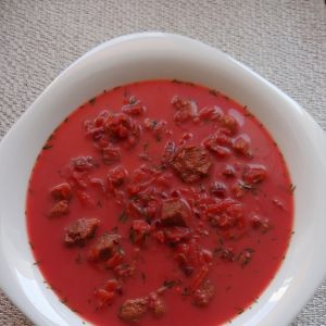 Zupa z łodyg czerwonego buraka