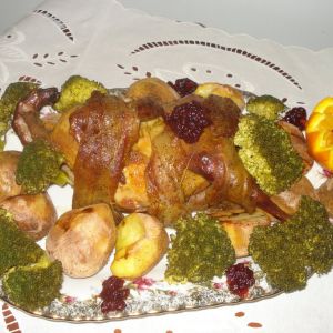 pieczona perliczka z zurawiną podawana z pieczonymi ziemaniakami i brokułami
