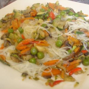 Makaron ryzowy z warzywami