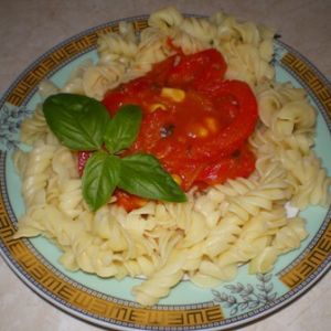 Makaron z sosem pomidorowym, papryką i kukurydzą