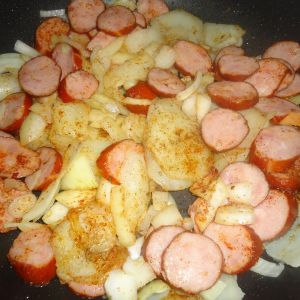 Aromatyczne smażone ziemniaki z kiełabsą , czosnkiem i cebulką