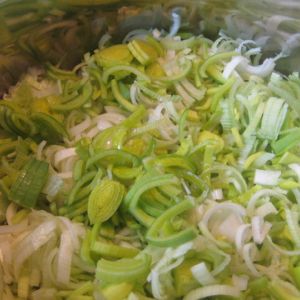 Serowo-porowo-pieczarkowa  zupa z miesem mielonym