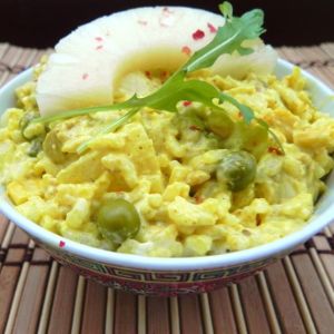 Żółta sałatka z indykiem curry, ryżem i ananasem