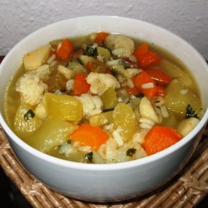 Wielowarzywna zupa z cukinia i ryzem