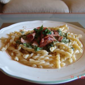 Makaron w aromatycznym sosie szpinakowym z odrobiną gorgonzoli i szynki