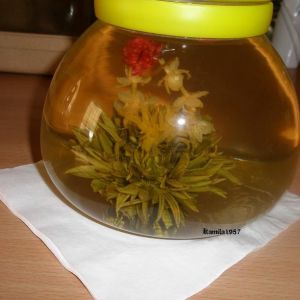 Herbata z artystycznym kwiatem
