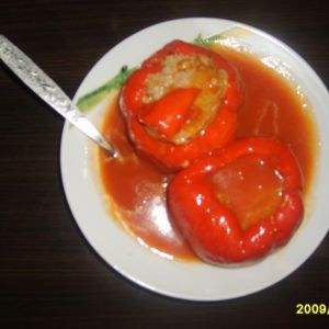 Faszerowana papryka z sosem pomidorowym