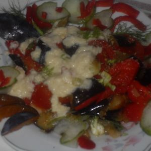 Sałatka z bakłażanów,  pomidorów i papryki
