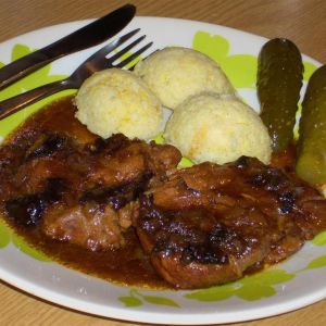 Biodrówka duszona ze śliwkami