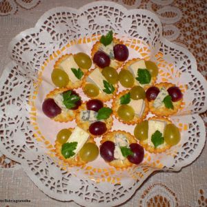 Camembert i Roquefort na krakersach z winogronami :